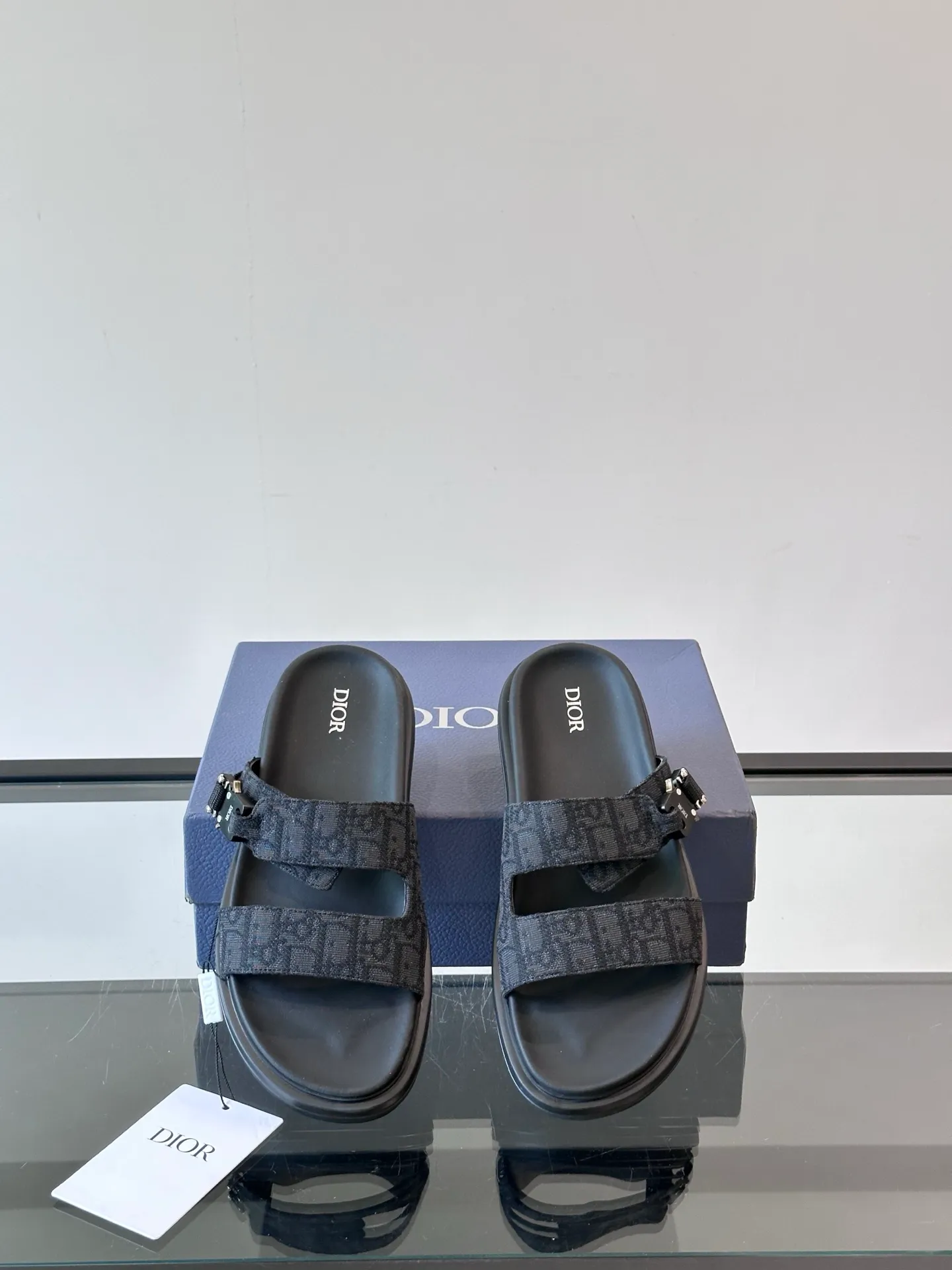 Factory price: 300💰Dior Aqua men's sandals and slippers. Showcasing Dior haute couture design. The Dior gray suede strap is accented with an aluminum Dior buckle for added style. Paired with a comfortable tonal notch sole, they pair easily with shorts or jeans for a sophisticated look. Main body: suede cow leather, technical fabric lining: cow leather, with adjustable straps, aluminum Dior buckle, Dior gray EVA insole, tonal notch rubber outsole splicing structure👌👌 size: 38-44 (45.46 customized)